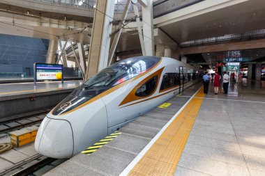 Pekin, Çin - 29 Eylül 2019 Fuxing tipi yüksek hızlı tren Pekin, Çin 'deki Güney tren istasyonunda.