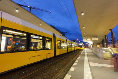 Berlin, Almanya - 22 Nisan 2021 Tramvay Bombacısı Flexity hafif demiryolu taşımacılığı Berlin, Almanya 'daki Hauptbahnhof ana istasyonu.