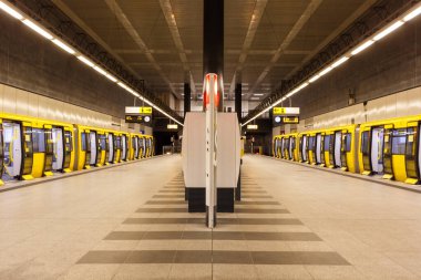 Berlin, Almanya - 22 Nisan 2021 Metro U-Bahn Metro Metro Hauptbahnhof Berlin, Almanya 'daki ana istasyon.