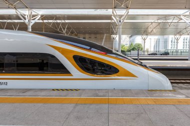 Tianjin, Çin - 29 Eylül 2019 Fuxing tipi yüksek hızlı tren Tianjin, Çin tren istasyonunda.