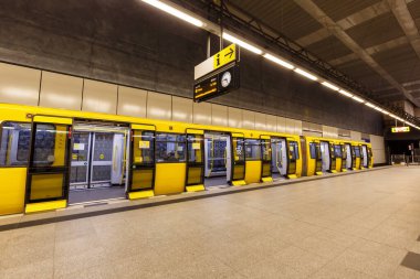 Berlin, Almanya - 22 Nisan 2021 Metro U-Bahn Metro Metro treni IK tipi Berlin, Almanya 'daki Hauptbahnhof ana istasyonunda.