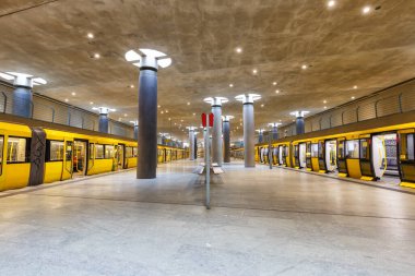 Berlin, Almanya - 23 Nisan 2021 Metro Metro Metro Metro Metro Metro İstasyonu Berlin, Almanya.