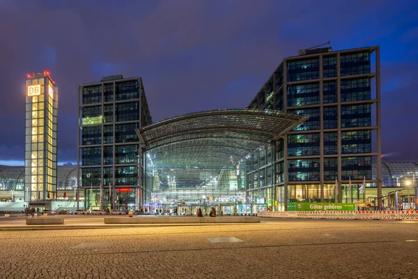德国柏林 2021年4月22日 柏林主要火车站Hauptbahnhof Hbf Hauptbahnhof Hbf Hbf 在德国黄昏的现代建筑列车 — 图库照片