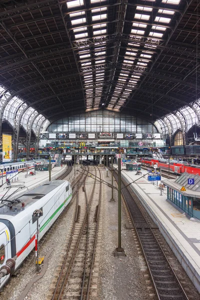Hamburg, Almanya - 21 Nisan 2021 Hamburg ana tren istasyonu Hauptbahnhof Hbf Almanya Deutsche Bahn DB Almanya 'da tren portresi formatında.