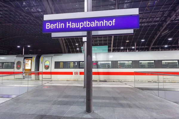 Берлін Німеччина Квітня 2021 Високошвидкісний Поїзд Ice Головній Залізничній Станції — стокове фото
