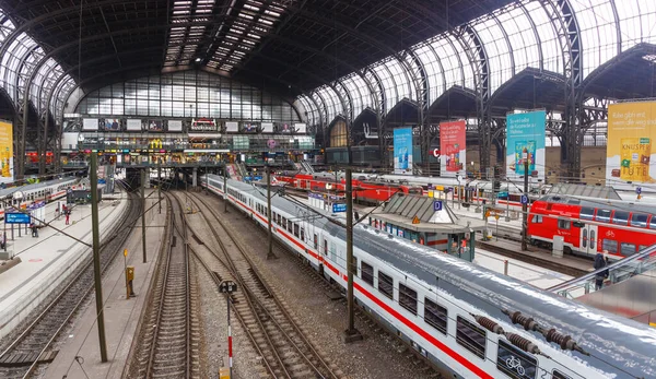 ハンブルク ドイツ 2021年4月21日ドイツの鉄道駅Hauptbahnhof Hbfドイツの列車パノラマ — ストック写真