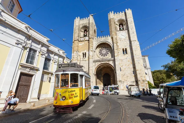 ポルトガルのリスボン 2021年9月23日ポルトガルの大聖堂でリスボントラム公共交通機関の交通 — ストック写真