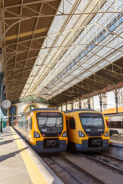 ポルトガルのポルト 2021年9月22日ポルトガルのポルト 弁当駅の公共交通機関での列車 — ストック写真