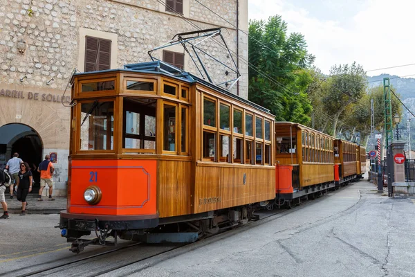 Soller, İspanya - 21 Ekim 2021 Antik tramvay Tranvia de Soller İspanya 'da Mallorca' da toplu taşıma taşımacılığı trafiği.