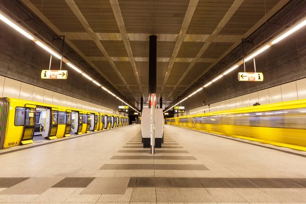 Berlin, Almanya - 22 Nisan 2021 Metro U-Bahn Metro Metro Hauptbahnhof Berlin, Almanya 'daki ana istasyon.