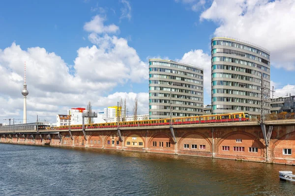 ドイツのベルリン 2021年4月23日ドイツのベルリンにあるJannowitz橋近くのドイツ バーンDbのSバーン地域列車 — ストック写真