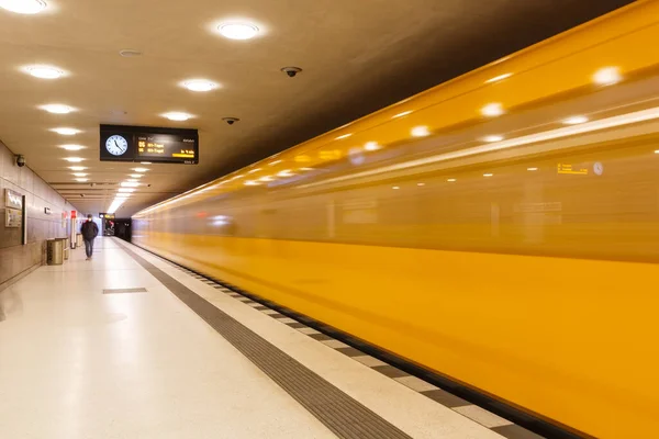 Berlín Alemania Abril 2021 Metro Bahn Underground Station Unter Den — Foto de Stock