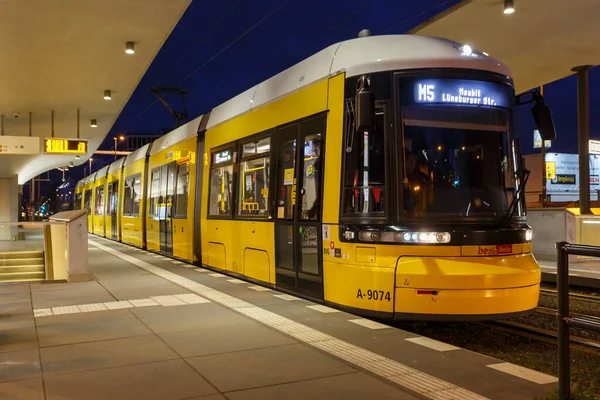 Berlin, Almanya - 22 Nisan 2021 Tramvay Bombacısı Flexity hafif demiryolu taşımacılığı Berlin, Almanya 'daki Hauptbahnhof ana istasyonu.