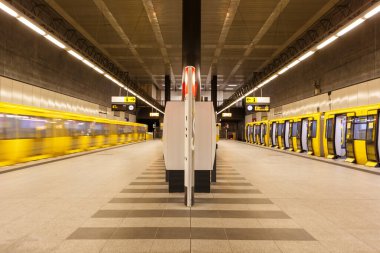 Berlin, Almanya - 22 Nisan 2021 Metro U-Bahn Metro Metro Hauptbahnhof Berlin, Almanya 'daki ana istasyon.