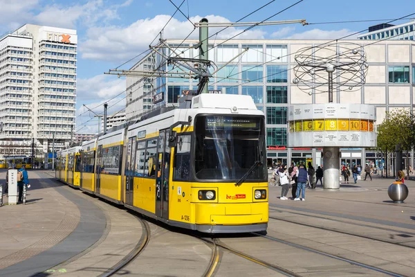 Berlin, Almanya - 23 Nisan 2021 Tramvay Bombacısı Flexity hafif demiryolu taşımacılığı Alexanderplatz Berlin, Almanya.