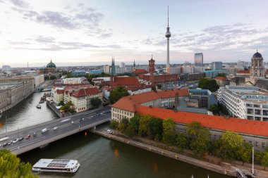 Berlin Ufuk Çizgisi TV kulesi şehir merkezi. Almanya 'nın alacakaranlığı.