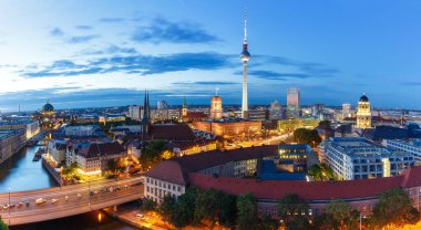 Berlin Ufuk Çizgisi TV Kulesi Panorama Panner Belediye Binası Geceleri Almanya 'nın alacakaranlığı