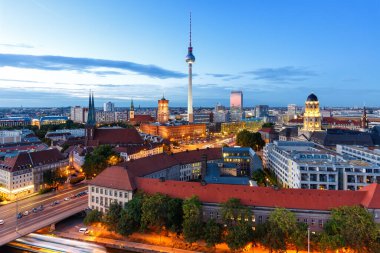 Berlin gökdelen TV kulesi şehir merkezi, Almanya 'nın alacakaranlığı.