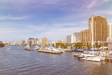Fort Lauderdale gökdeleni Florida şehir merkezi marina tekneleri.