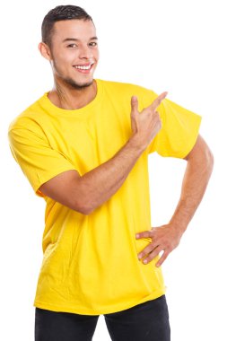 Latin asıllı genç adam reklam reklamlarını gösteriyor. Beyaz arka planda izole edilmiş insanlar.