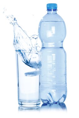 Su şişesi beyaz arka planda izole edilmiş.