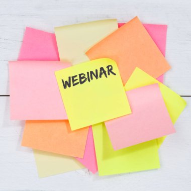 Webinar online atölye çalışması internet eğitimi seminer eğitimi işletme konsepti masa başı not kağıdı
