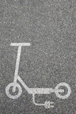 Elektrikli scooter e-scooter yol tabelası çevre dostu portre biçimi kopyalanabilirlik şehir taşımacılığı kopyalama alanı