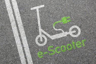 Elektrikli scooter e-scooter yol tabelası sokak çevre dostu yeşil hareketlilik şehir taşımacılığı konsepti