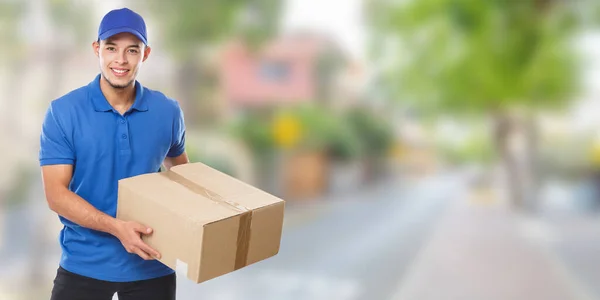 Jovem Latino Homem Entregando Pacote Serviço Entrega Encomendas Banner Trabalho — Fotografia de Stock