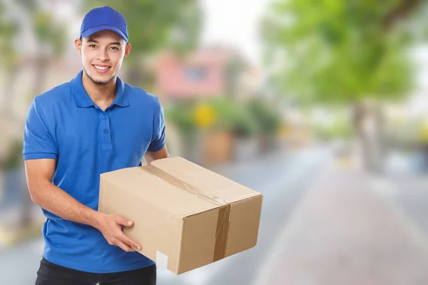 Ung Latin Man Leverera Paket Leverans Service Paket Beställning Jobb — Stockfoto