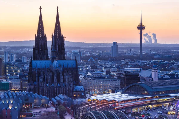 Catedral Colônia Igreja Alemanha Estação Principal Crepúsculo Skyline Cidade Cidade — Fotografia de Stock