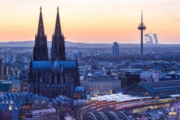 Colonia Cattedrale Chiesa Germania Stazione Principale Crepuscolo Skyline Città Sera — Foto Stock