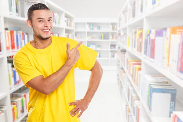 Ung Latinamerikansk Man Latino Visar Pekande Bibliotek Böcker Student Människor — Stockfoto