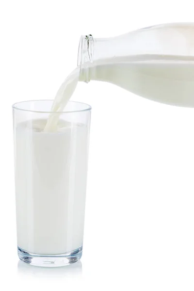 Frische Milch Gießen Glasflasche Isoliert Auf Weißem Hintergrund — Stockfoto