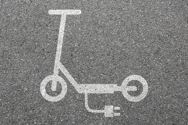 電動スクーター電子スクーター道路標識エコフレンドリーなモビリティ都市交通ストリート — ストック写真