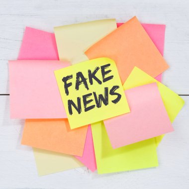 Sahte haberler, medya, internet, internet, iş dünyası, masa başı, kağıt, not kâğıdı.