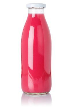 Beyaz arka planda izole edilmiş bir şişede çilekli meyve suyu.