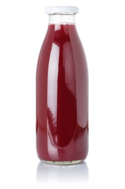 Meyve suyu beyaz arka planda izole edilmiş bir şişede yabani böğürtlen içer.