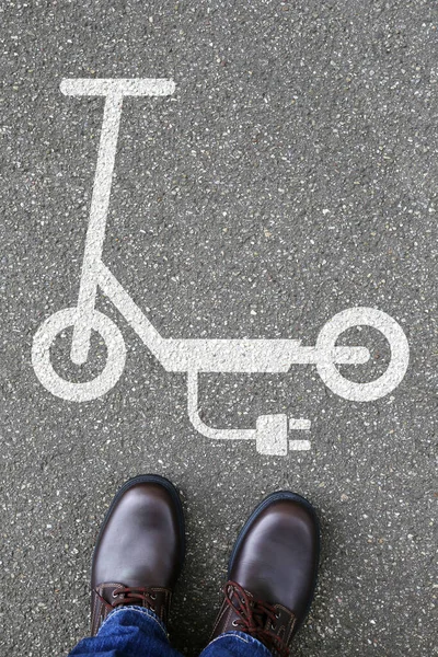 Hombre Personas Scooter Eléctrico Scooter Carretera Señal Eco Amigable Movilidad — Foto de Stock