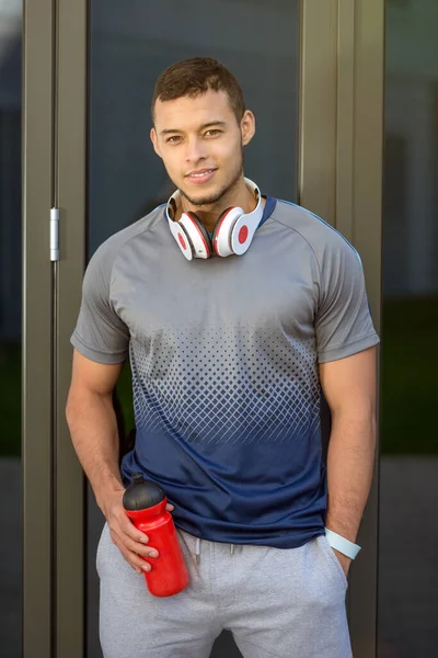 Sonriendo Joven Latino Hombre Agua Botella Corredor Retrato Formato Deportes —  Fotos de Stock