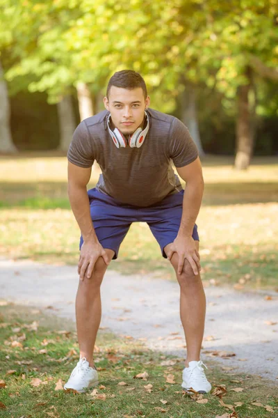 Бігун Спортивної Підготовки Фітнес Молодий Латинський Чоловік Готовий Почати Парку — стокове фото