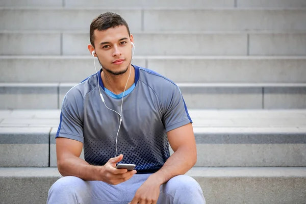 Genç Latin Adam Müzik Dinliyor Kopyalama Alanı Akıllı Telefon Açık — Stok fotoğraf