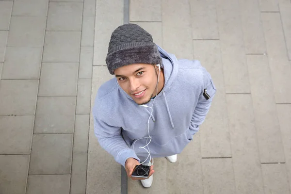 Musik Hören Lächelnder Junger Mann Aus Lateinamerika Der Von Oben — Stockfoto
