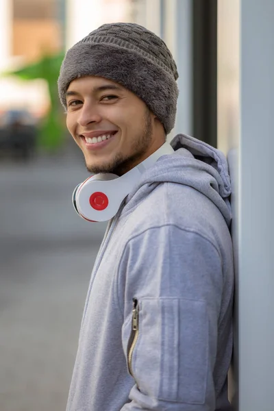 Uśmiechnięty Młody Latynoski Człowiek Trening Sportowy Słuchawkami Portret Format Outdoor — Zdjęcie stockowe
