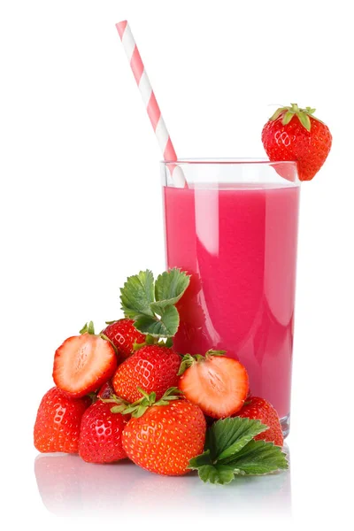 草莓冰沙果汁喝稻草草莓在一个白色背景的杯子中分离 — 图库照片