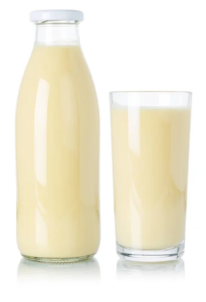 バナナスムージーフルーツジュース白い背景に隔離されたボトルとガラスでミルクシェイクミルクシェイクを飲む — ストック写真
