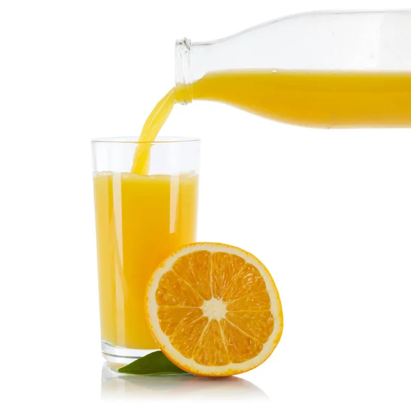 オレンジジュース白い背景に隔離されたオレンジガラスの正方形を注ぐ ロイヤリティフリーのストック画像
