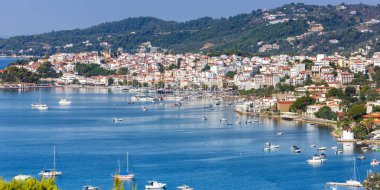 Yunanistan liman kenti Skiathos adası panoramik manzara Akdeniz Ege seyahati
