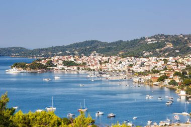 Skiathos adası Yunanistan liman kenti Akdeniz Ege seyehatleri kent manzarası
