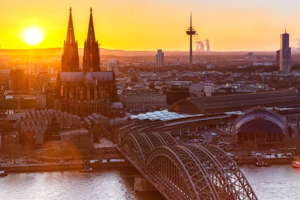 Colonia Cattedrale Chiesa Hohenzollern Ponte Germania Skyline Città Tramonto Sera — Foto Stock